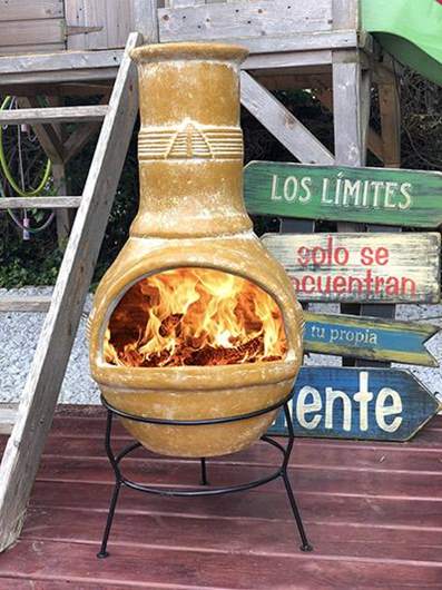 Brasero Teotihuacan standard 115*45 cm - Terre d'enfer. Fait au pays des Mayas, avec un procédé traditionnel et par des artisans locaux, le Brasero Teotihuacan standard est une véritable cheminée mexicaine.  L'agréable chaleur de cette cheminée mexicaine vous accompagnera jusqu'à la nuit tombante. Quel plaisir de se retrouver autour entre amis, en famille, accompagné par le crépitement du feu.